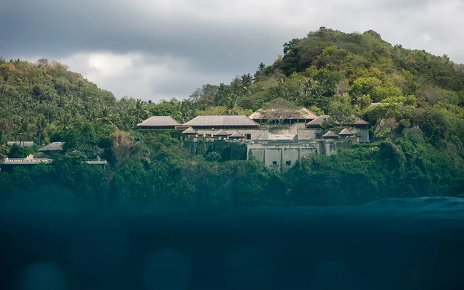 Resort ini menawarkan pemandangan Selat Lombok yang indah nan dramatis. Selain tepi pantai, tamu juga bisa melihat langsung Gunung Agung yang suci. Foto: Dok. Amankila Bali