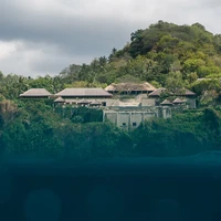 Resort ini menawarkan pemandangan Selat Lombok yang indah nan dramatis. Selain tepi pantai, tamu juga bisa melihat langsung Gunung Agung yang suci. Foto: Dok. Amankila Bali