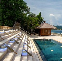 Undakan di pinggir kolam renang bisa dijadikan tempat duduk para tamu undangan. Menciptakan suasana santai tapi tetap romantis. Foto: Dok. Amankila Bali