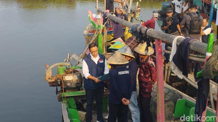 Anies Kunjungi Kampung Nelayan di Tangerang