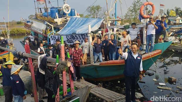 Anies Kunjungi Kampung Nelayan di Tangerang