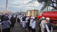 Para peserta mengantre toilet di sela-sela acara Munajat Kubro 212 untuk Keselamatan NKRI di Monumen Nasional (Monas) Jakarta, Sabtu (2/12/2023).