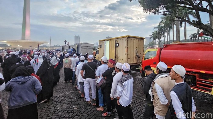 Antrean Panjang Toilet di Sela-sela Munajat Kubro 212 Aksi Munajat Kubro 212 berlangsung di Monas. Disela-sela aksi tersebut, atrean toilet tampak panjang.