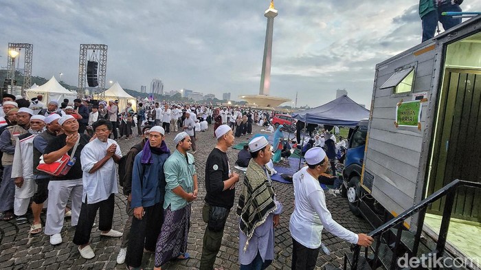 Aksi Munajat Kubro 212 berlangsung di Monas. Disela-sela aksi tersebut, atrean toilet tampak panjang.