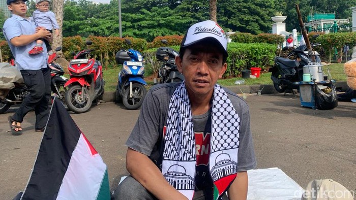 Asep saat menjajakan dagangannya (Mul/detikcom)