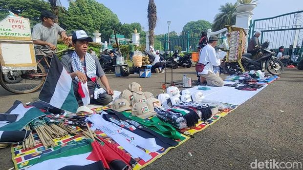 Asep saat menjajakan dagangannya (Mul/detikcom)