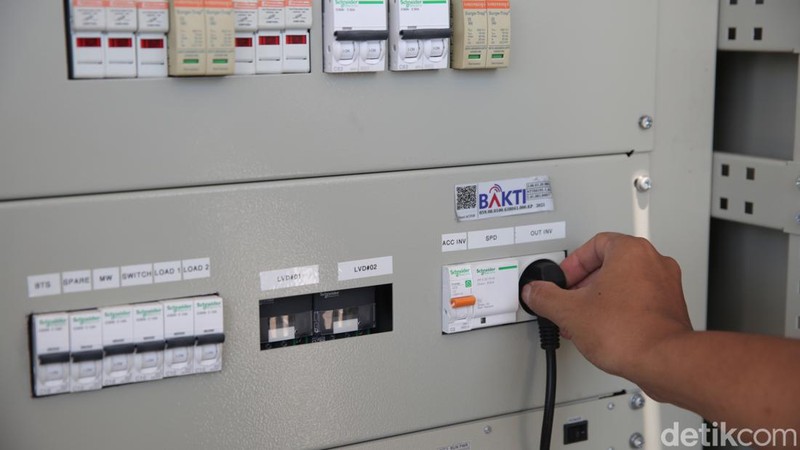 Base Transceiver Station (BTS) merupakan proyek infrastruktur telekomunikasi. BTS ini memfasilitasi komunikasi nirkabel antara perangkat komunikasi dan jaringan operator.