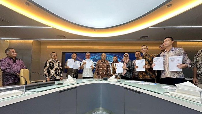 Penandatangan kontrak Operation and Maintenance (OM) yang telah ditandatangani oleh Bakti Kominfo disaksikan Menteri Komunikasi dan Informatika (Menkominfo) Budi Arie Setiadi di Kantor Kementerian Kominfo, Jakarta, Sabtu (1/12/2023).