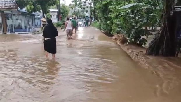 Jembatan rangka besi dan kayu di Sungai Tidu, Desa Butoh, Kecamatan Ngasem, Bojonegoro putus diterjang banjir bandang pada Jumat (1/12/2023) petang.