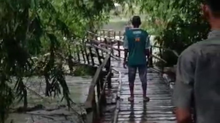 Jembatan rangka besi dan kayu di Sungai Tidu, Desa Butoh, Kecamatan Ngasem, Bojonegoro putus diterjang banjir bandang pada Jumat (1/12/2023) petang.