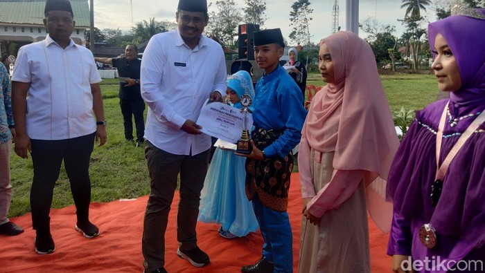Bobby Nasution menyerahkan hadiah kepada para pemenang Festival Qasidah di Asahan.