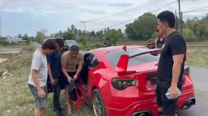 Dua orang pria di Kabupaten Bone, Sulawesi Selatan (Sulsel) ditangkap usai kedapatan membawa narkoba jenis sabu seberat 1 kilogram dalam mobil sport.