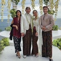 Dekorasi bernuansa putih dan hijau membuat suasana pernikahan terasa syahdu serta teduh. Hamparan pantai sebagai latar belakang menambah kesan dramatis di pernikahan kedua Bunga Citra Lestari (BCL) dan Tiko Aryawardhana. Foto: Instagram/@vidialdiano