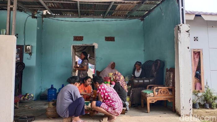 Keluarga menyiapkan konsumsi acara meskipun calon pengantin wanita, Junita, masih hilang.