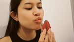 Cantiknya Hanggini Saat Ngemil Cookies hingga Strawberry Cokelat