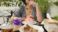 Mulai dari makan cake dengan desain cantik hingga tiramisu berlapis cokelat yang legit, ini keseruan Hanggini saat ngemil di kafe. Foto: Instagram @Hanggini