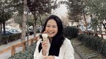 Cantiknya Hanggini Saat Ngemil Cookies hingga Strawberry Cokelat