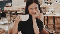 Secangkir kopi jadi teman Hanggini saat sedang menikmati waktu luangnya bersantai di kafe. Foto: Instagram @Hanggini