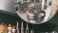 Pergi ke supermarket, Hanggini abadikan keseruannya saat belanja bahan makanan bulanan untuk stok di rumah. Foto: Instagram @Hanggini