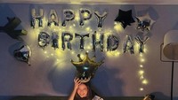 Rayakan ulang tahun yang ke-23, Hanggini dapat kejutan cake cantik dengan balon dan aneka lilin yang menarik. Foto: Instagram @Hanggini