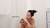 Tak hanya kue kekinian saja, kecintaan Hanggini pada makanan juga ditunjukkan dengan menu lontong yang jadi camilannya. Foto: Instagram @Hanggini