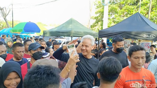 Capres Ganjar Pranowo menyapa pendukungnya di NTT.