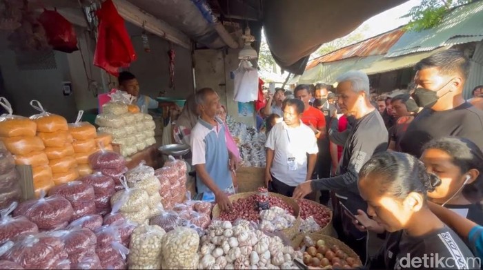 Capres nomor urut 3 Ganjar Pranowo mengunjungi Pasar Inpres Naikoten I, Kupang, NTT. Ganjar menyerap aspirasi para pedagang, termasuk soal kenaikan harga. (Anggi M/detikcom)