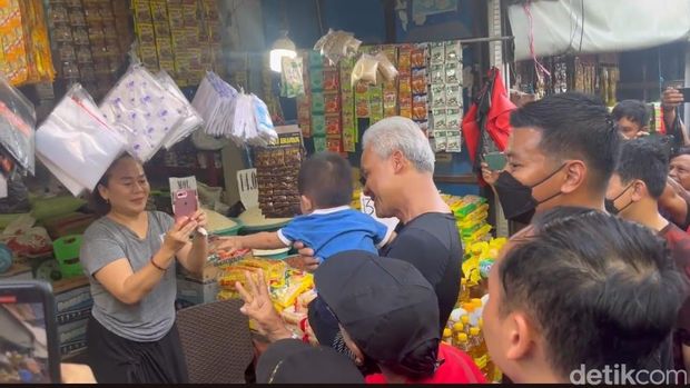 Capres nomor urut 3 Ganjar Pranowo mengunjungi Pasar Inpres Naikoten I, Kupang, NTT. Ganjar menyerap aspirasi para pedagang, termasuk soal kenaikan harga. (Anggi M/detikcom)