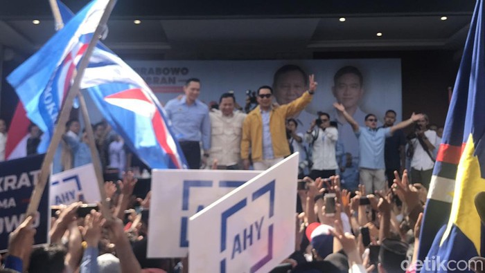 Capres Prabowo Subianto menghadiri acara konsolidasi pilpres bersama tokoh agama dan tokoh masyarakat di Tasikmalaya. Teriakan Bapak Gemoy menyambut Prabowo. (Firda CA/detkcom)