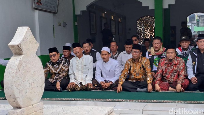 Cawapres No 3 Mahfud Md ziarah ke makam pendiri NU di Jombang.