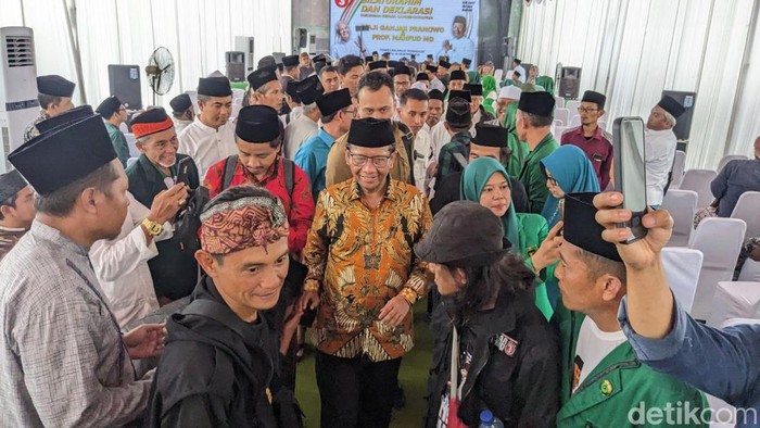 Cawapres nomor 2 Mahfud Md menghadiri deklarasi dukungan kiai dan santri se-Mataraman di Trenggalek.
