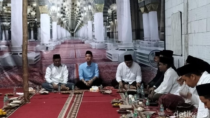 Cawapres nomor urut dua Gibran Rakabuming Raka mengunjungi kediaman Ketua PCNU Sragen, Sriyono, Jumat (1/12/2023) malam.