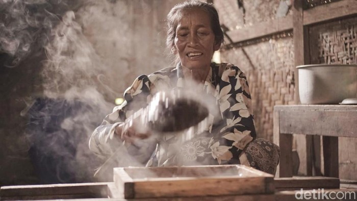 Ponirah saat meracik dawet sambal di rumahnya di Sokomoyo, Jatimulyo, Girimulyo, Kulon Progo, Sabtu (2/12).