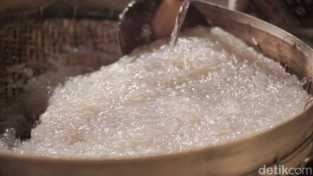 Ponirah saat meracik dawet sambal di rumahnya di Sokomoyo, Jatimulyo, Girimulyo, Kulon Progo, Sabtu (2/12).