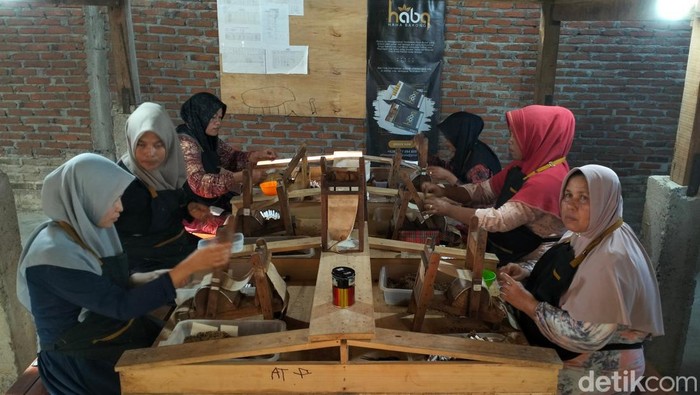 Enam wanita di Aceh Besar bekerja sebagai pelinting rokok