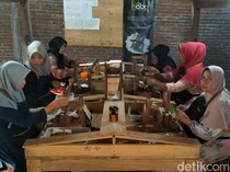 Setahun Jadi Pelinting, Perempuan Ini Bisa Bantu Nafkahi 3 Generasi