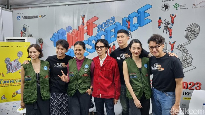 Sebagian pemain film 13 Bom di Jakarta saat memberikan keterangan di Jogja, Sabtu (2/12/2023).
