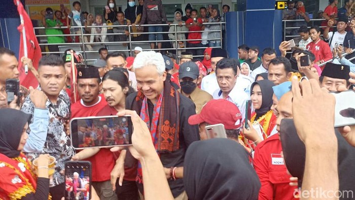 Ganjar Pranowo tiba di Bandara Bima, NTB.