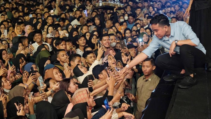 Gibran Rakabuming menyapa warga Sragen.