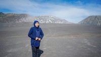 Gubernur Jatim Khofifah Indar Parawansa saat berada di TNBTS. Dia berpesan agar traveler setidaknya sekali seumur hidup liburan ke Bromo. (Dokumen Humas Pemprov Jatim)