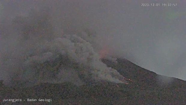 Gunung Merapi dua kali memuntahkan awan panas guguran (APG) semalam. Hujan abu pun terjadi di wilayah Boyolali dan Magelang. (dok BNPB)