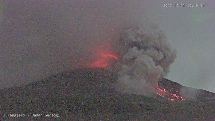 Gunung Merapi dua kali memuntahkan awan panas guguran (APG) semalam. Hujan abu pun terjadi di wilayah Boyolali dan Magelang. (dok BNPB)