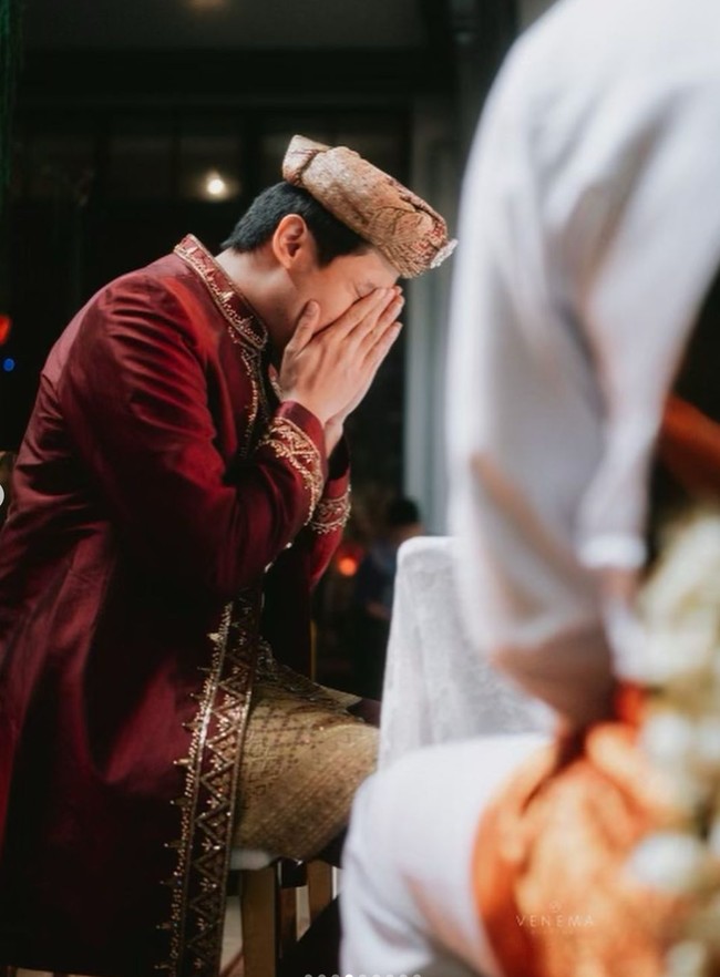 Akad nikah tampak berlangsung dengan khusyuk. Memilih adat Minang, Luthfi terlihat mengenakan pakaian pengantin berwarna merah tua lengkap dengan penutup kepala. Foto: Instagram/@hanggini