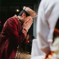 Akad nikah tampak berlangsung dengan khusyuk. Memilih adat Minang, Luthfi terlihat mengenakan pakaian pengantin berwarna merah tua lengkap dengan penutup kepala. Foto: Instagram/@hanggini