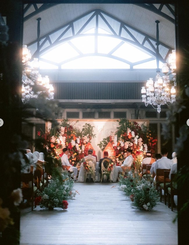 Dekorasi di pernikahan Hanggini tersebut tampak sederhana namun tetap elegan dengan bertabur bunga yang didominasi warna merah. Para tamu undangan yang hadir pun terlihat tidak terlalu banyak, hanya keluarga dan kerabat dekat. Foto: Instagram/@hanggini