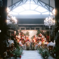 Dekorasi di pernikahan Hanggini tersebut tampak sederhana namun tetap elegan dengan bertabur bunga yang didominasi warna merah. Para tamu undangan yang hadir pun terlihat tidak terlalu banyak, hanya keluarga dan kerabat dekat. Foto: Instagram/@hanggini