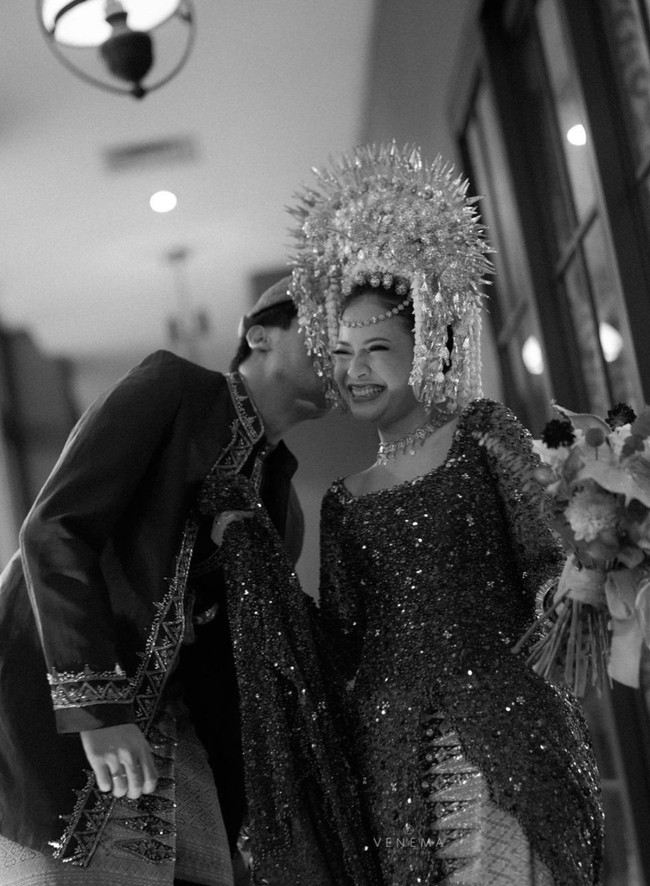 Resmi menikah, keduanya pun tampak memamerkan buku nikah mereka. Hanggini yang mengenakan busana pengantin Minang yang senada dengan Luthfi tampak begitu bahagia dan memamerkan senyum sumringahnya. Begitupun halnya dengan Luthfi. Foto: Instagram/@hanggini