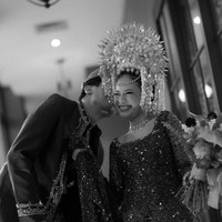 Resmi menikah, keduanya pun tampak memamerkan buku nikah mereka. Hanggini yang mengenakan busana pengantin Minang yang senada dengan Luthfi tampak begitu bahagia dan memamerkan senyum sumringahnya. Begitupun halnya dengan Luthfi. Foto: Instagram/@hanggini