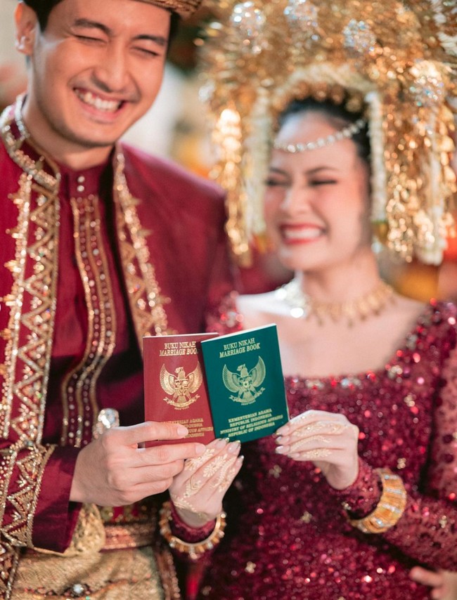 Lengkap dengan menggunakan Suntiang di kepalanya, Hanggini tampil cantik memukau. Pesonanya tampak begitu terpancar di hari bahagianya itu. Foto: Instagram/@hanggini