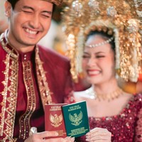 Lengkap dengan menggunakan Suntiang di kepalanya, Hanggini tampil cantik memukau. Pesonanya tampak begitu terpancar di hari bahagianya itu. Foto: Instagram/@hanggini